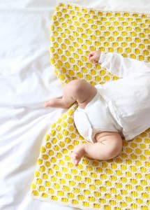 Couverture bébé en tricot jaune - We are knitters
