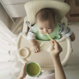 Diversification alimentaire : le top des accessoires pour les repas de bébé  - Top Santé
